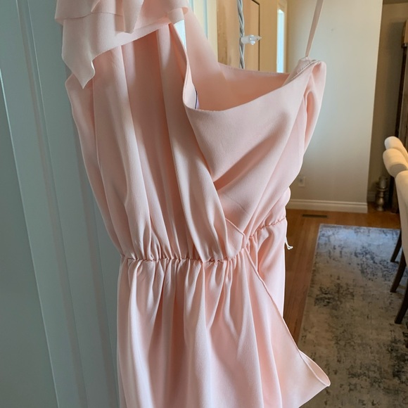 one shoulder summer dress. Light pink. Non-smoking home. Comes with white belt. - Picture 4 of 6